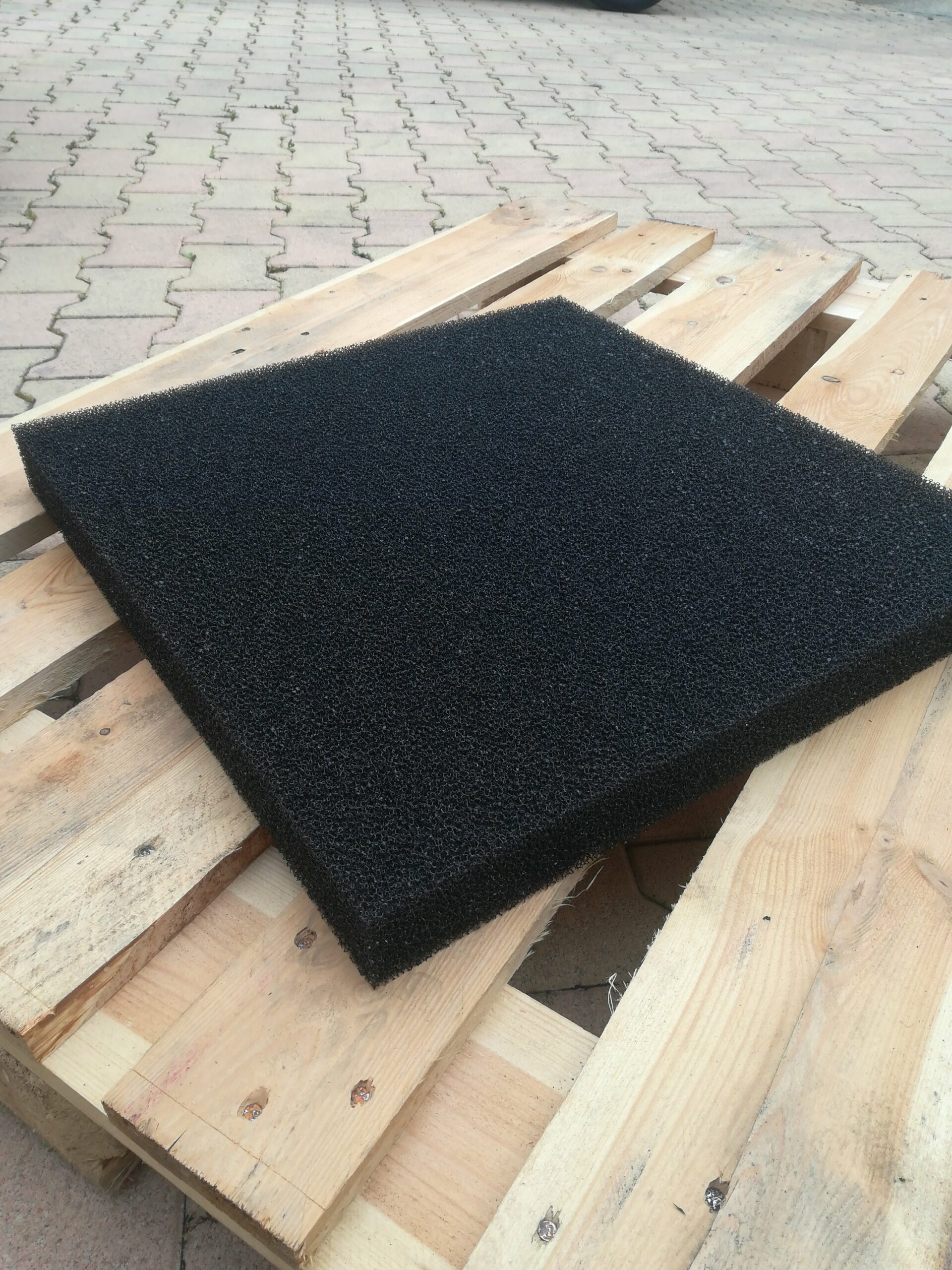 Plaque de mousse de filtre à air noire a découper (32x32x1,0cm)
