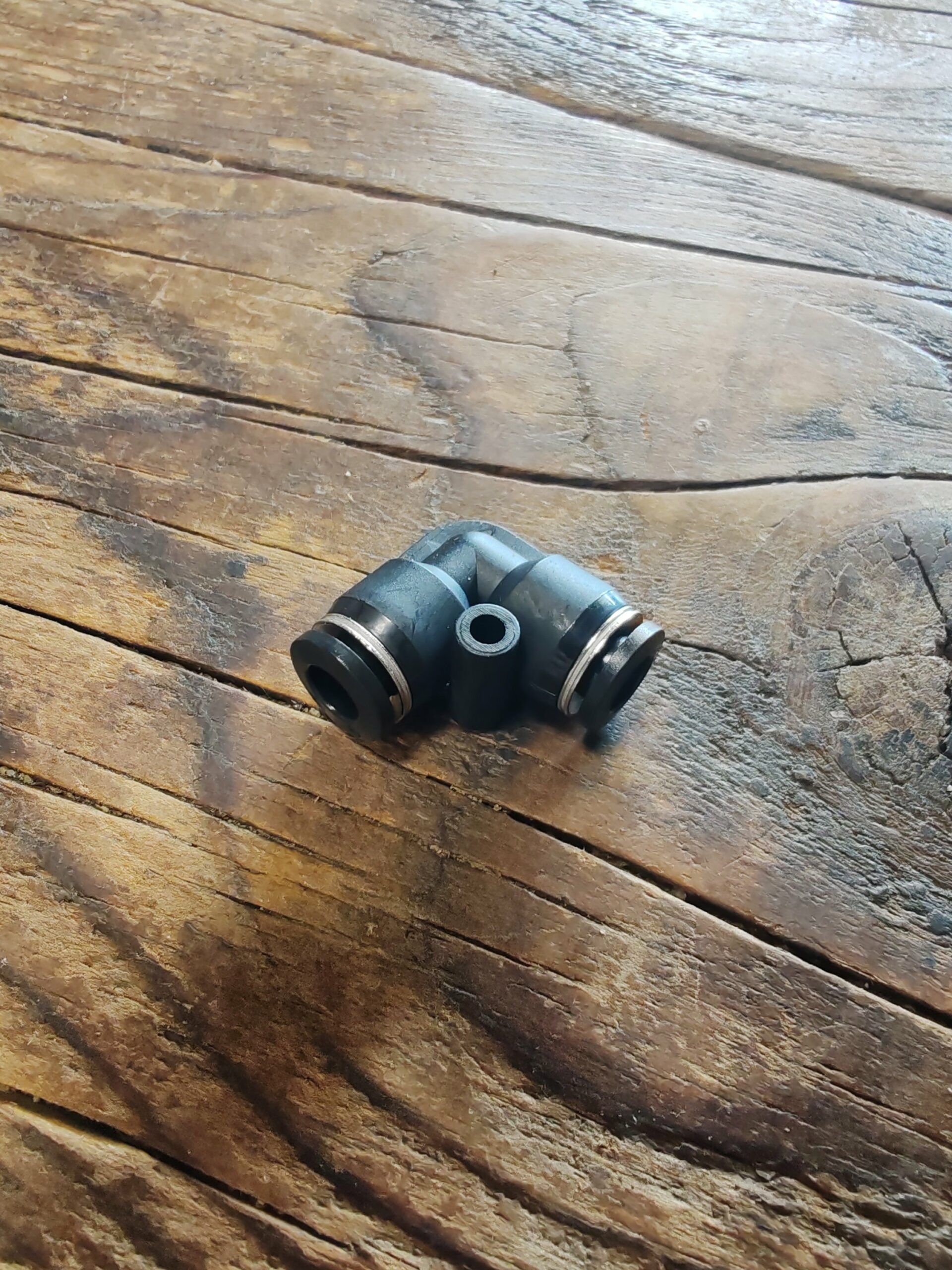 "Black Edition" - Raccord à l'unité en 6mm "Coude"